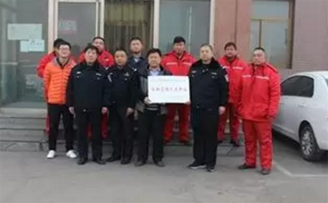 交警大隊(duì)深入?;\(yùn)輸公司進(jìn)行春運(yùn)安全檢查